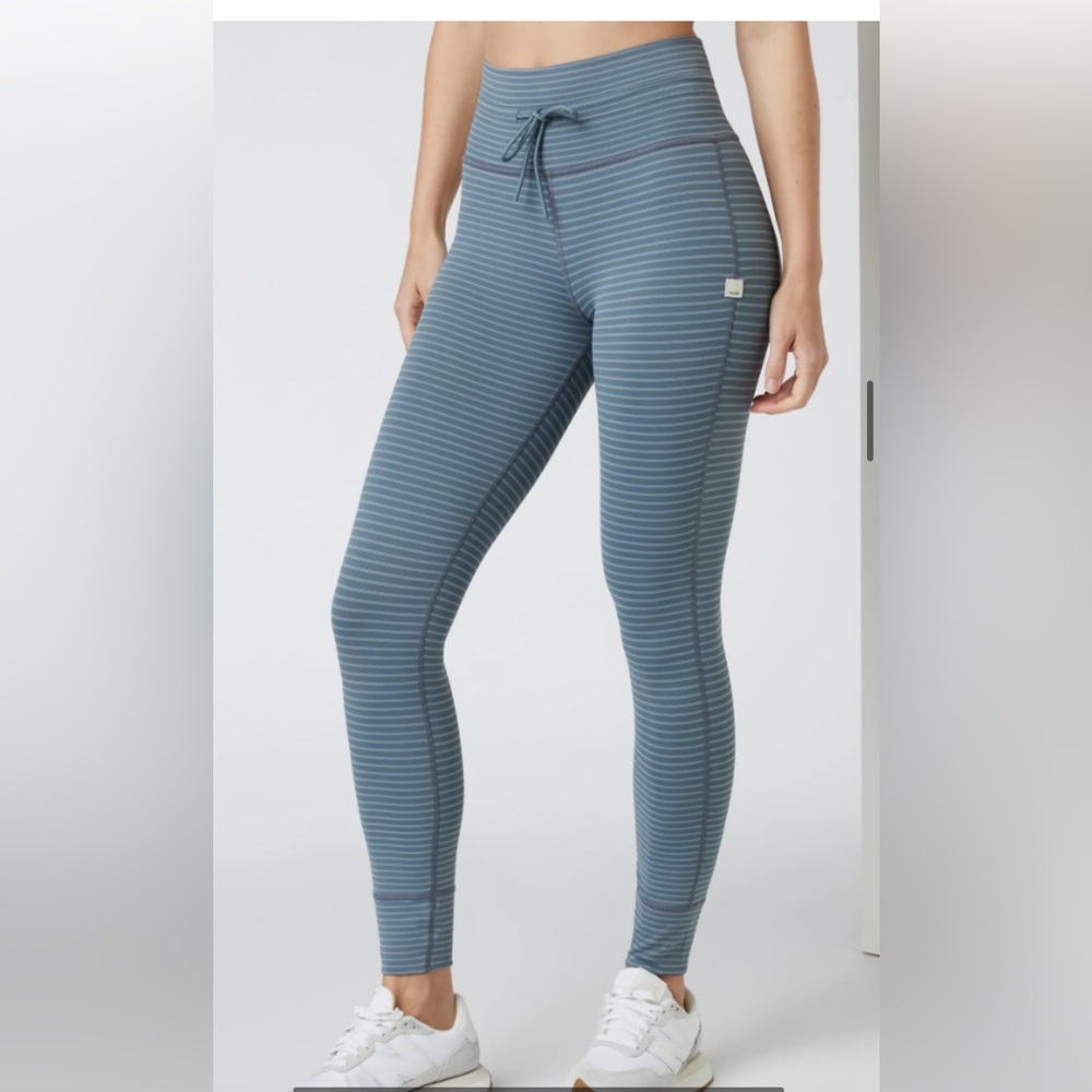 Vuori Stripe Daily Legging
Aspen Stripe. Smoke blue stripe